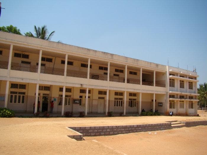 Sri K.V. English School campus